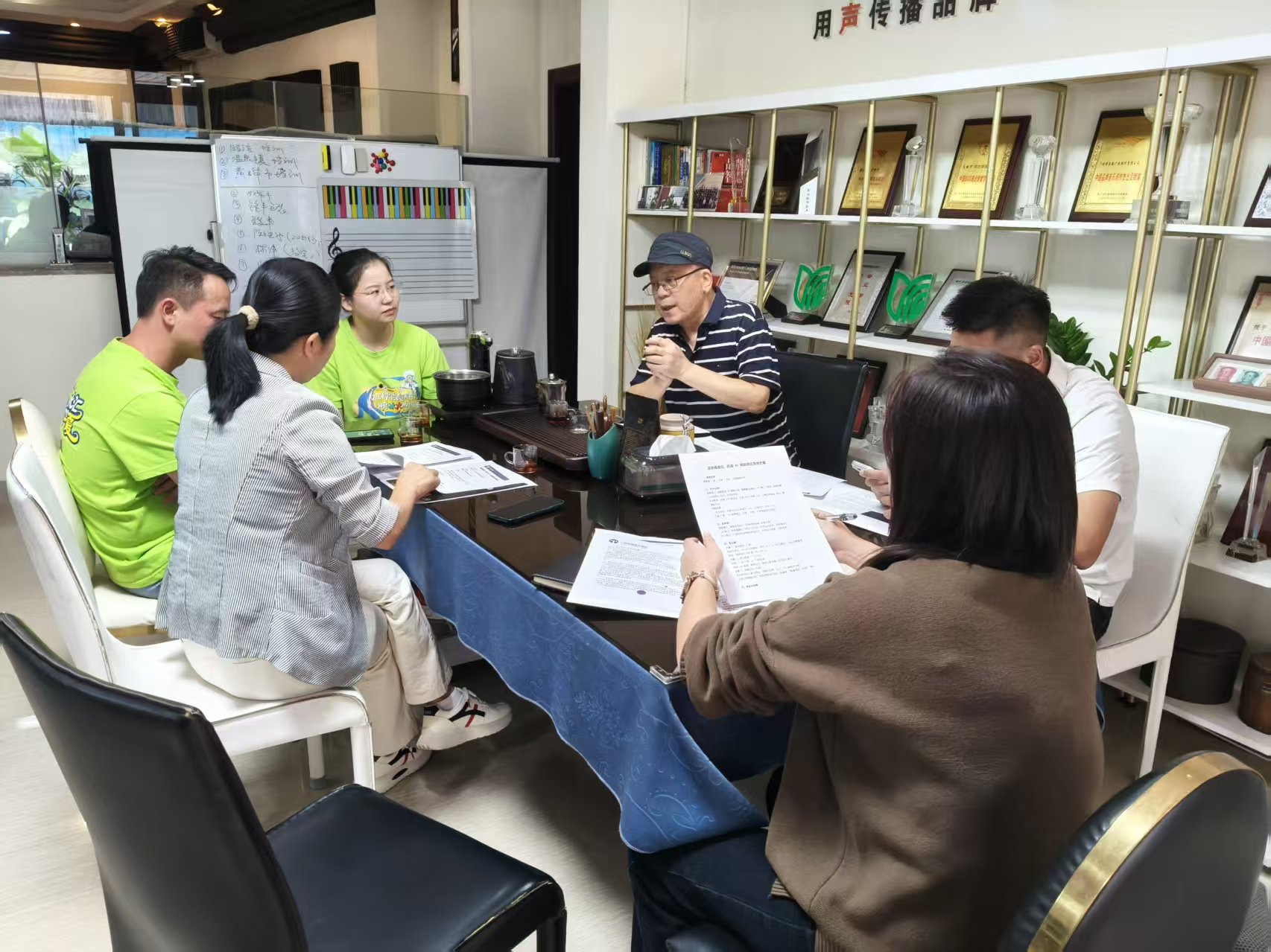 从化温泉镇与区文旅协会调研企业共话发展,企业歌曲成城市品牌名片